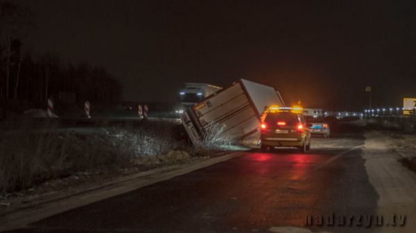 W Ruścu na trasie katowickiej TIR wpadł do rowu. Mogą wystąpić utrudnienia w ruchu